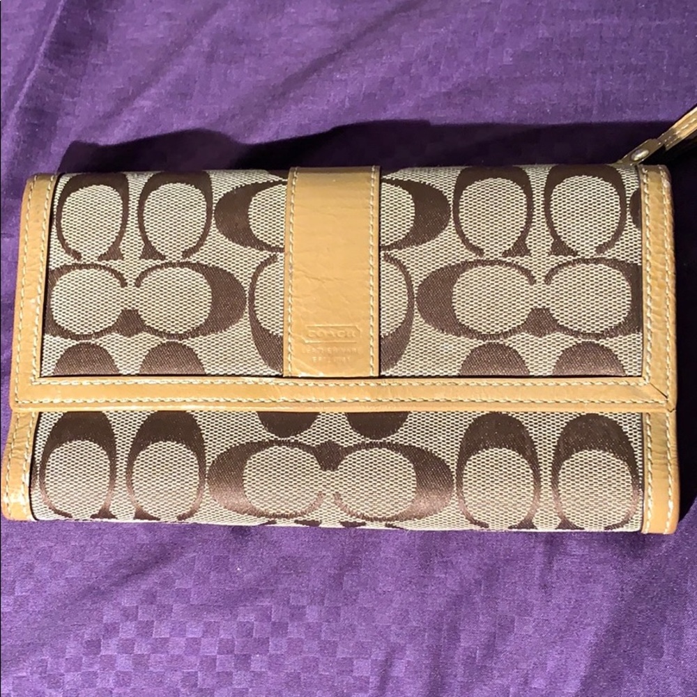 Brown Coach Wallet🌷Spring Sale🌷